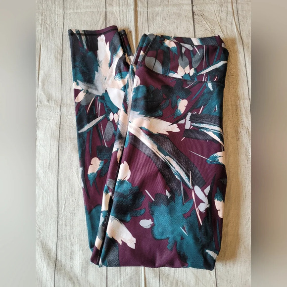 Fabletics •Size 1X• Define High Rise Full length Legging Purple Multi Floral - Picture 7 of 7